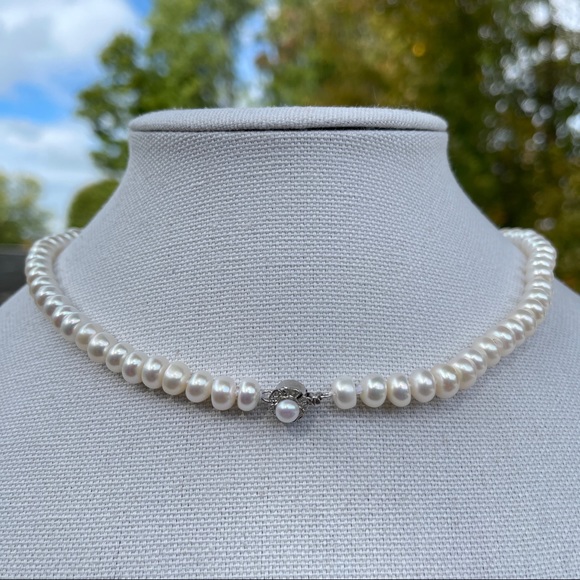 925 Sterling Silver White Freshwater Pearl Necklace With Flower Shaped Clasp - Picture 3 of 10